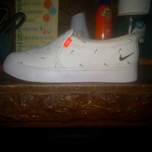 6.5 Women's Nike Court Royale AC SLP only been worn once